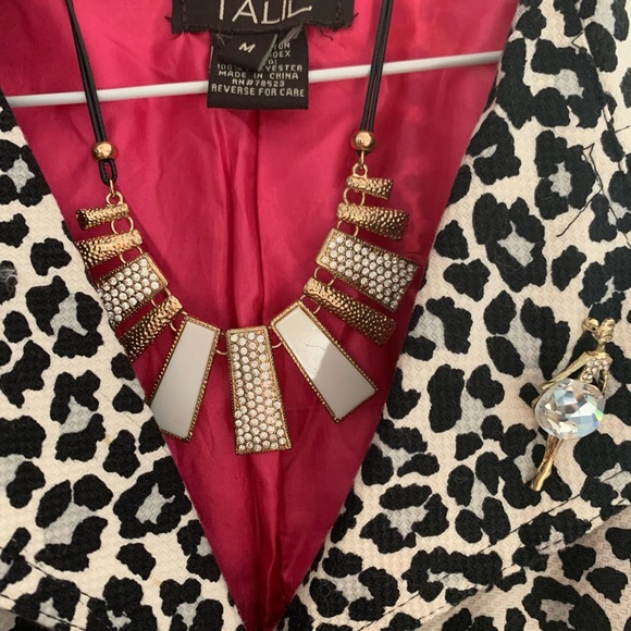 I only wish this coat fit me. I’ve had it since 2007 and wore it once. - Picture 2 of 7